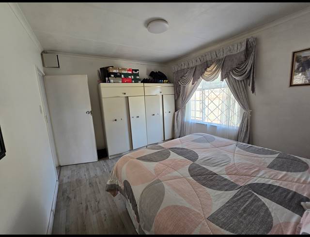 2 BEDROOM FREEHOLD FOR SALE IN MOFFAT VIEW